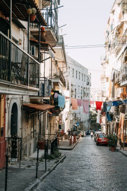Güzel Sokaklar ve Napoli, tarihi yerleri ve heykeller şehrin avlusu. Anıtlar ve eski İtalya mimarisi. Şehir, türler ve turistik yerler Panoraması. Gece ve gündüz şehri turistler olmadan.