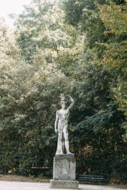 Güzel Sokaklar ve Napoli, tarihi yerleri ve heykeller şehrin avlusu. Anıtlar ve eski İtalya mimarisi. Şehir, türler ve turistik yerler Panoraması. Gece ve gündüz şehri turistler olmadan.