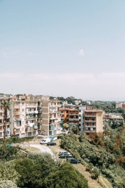 Güzel Sokaklar ve Napoli, tarihi yerleri ve heykeller şehrin avlusu. Anıtlar ve eski İtalya mimarisi. Şehir, türler ve turistik yerler Panoraması. Gece ve gündüz şehri turistler olmadan.