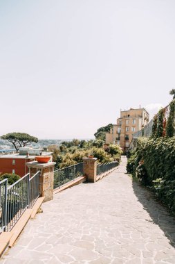 Güzel Sokaklar ve Napoli, tarihi yerleri ve heykeller şehrin avlusu. Anıtlar ve eski İtalya mimarisi. Şehir, türler ve turistik yerler Panoraması. Gece ve gündüz şehri turistler olmadan.