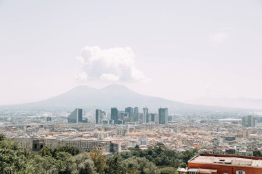 Güzel Sokaklar ve Napoli, tarihi yerleri ve heykeller şehrin avlusu. Anıtlar ve eski İtalya mimarisi. Şehir, türler ve turistik yerler Panoraması. Gece ve gündüz şehri turistler olmadan.
