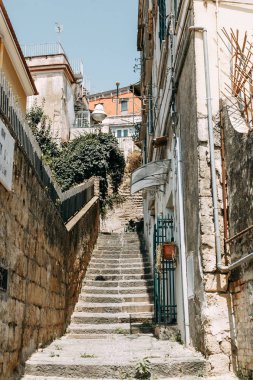 Güzel Sokaklar ve Napoli, tarihi yerleri ve heykeller şehrin avlusu. Anıtlar ve eski İtalya mimarisi. Şehir, türler ve turistik yerler Panoraması. Gece ve gündüz şehri turistler olmadan.