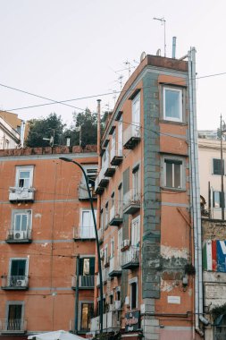 Güzel Sokaklar ve Napoli, tarihi yerleri ve heykeller şehrin avlusu. Anıtlar ve eski İtalya mimarisi. Şehir, türler ve turistik yerler Panoraması. Gece ve gündüz şehri turistler olmadan.