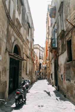 Güzel Sokaklar ve Napoli, tarihi yerleri ve heykeller şehrin avlusu. Anıtlar ve eski İtalya mimarisi. Şehir, türler ve turistik yerler Panoraması. Gece ve gündüz şehri turistler olmadan.