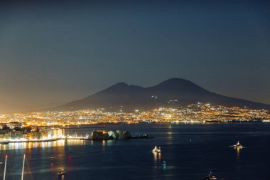 Güzel Sokaklar ve Napoli, tarihi yerleri ve heykeller şehrin avlusu. Anıtlar ve eski İtalya mimarisi. Şehir, türler ve turistik yerler Panoraması. Gece ve gündüz şehri turistler olmadan.