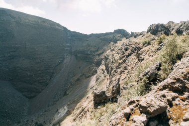 Vezüv Yanardağı İtalya. Dağ, krater ve çevrenin görünümünü en iyi. Yüksek görünümü, Napoli ve Pompeii aşağıda. Volkan çevresinde doğa