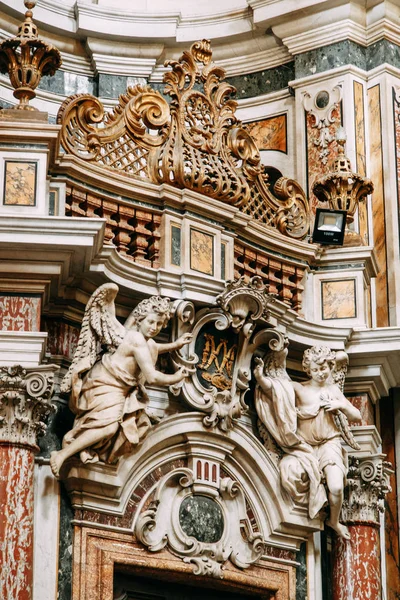 ナポリ フレスコ画と漆喰で教会内部の作業します 美しい装飾と歴史的なデータ保管庫 対称性とドームの下で絵画 器官は金色の祭壇 そして壁にアイコン 古代イタリアのアーキテクチャ — ストック写真