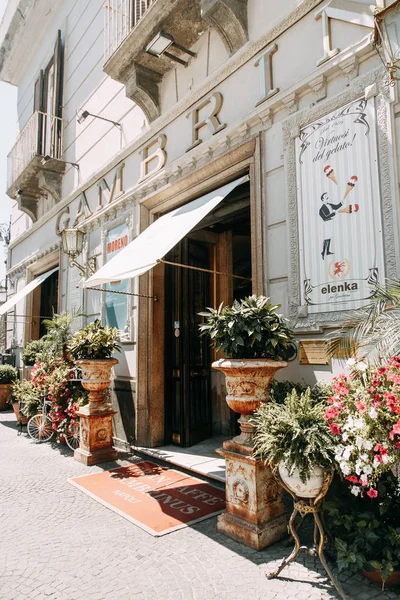 Güzel Sokaklar ve Napoli, tarihi yerleri ve heykeller şehrin avlusu. Anıtlar ve eski İtalya mimarisi. Şehir, türler ve turistik yerler Panoraması. Gece ve gündüz şehri turistler olmadan.