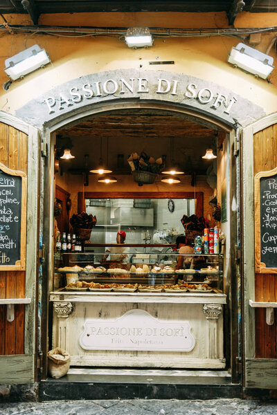 Красивые улицы и дворы Неаполя, исторические памятники и скульптуры города. Памятники и архитектура древней Италии. панорама города, видов и туристических мест. Ночь и день города без туристов
.