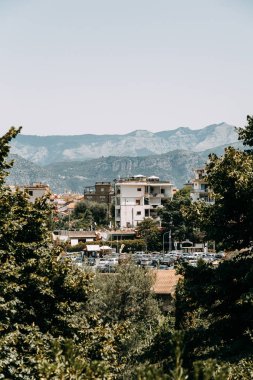 Sorrento şehir İtalya, panorama ve üstten görünüm sayısı. Gece ve gün, sokaklarda ve sahil. Güzel manzara ve tuğla çatılar. Mimari ve antik anıtlar. Dükkan ve çeşmeler ve heykeller ile sokaklarda.