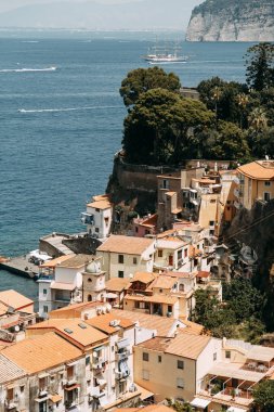 Sorrento şehir İtalya, panorama ve üstten görünüm sayısı. Gece ve gün, sokaklarda ve sahil. Güzel manzara ve tuğla çatılar. Mimari ve antik anıtlar. Dükkan ve çeşmeler ve heykeller ile sokaklarda.
