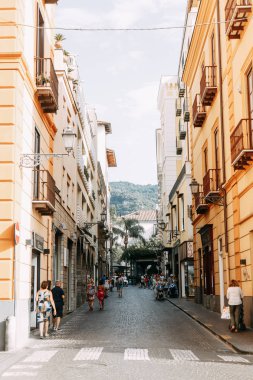 Sorrento şehir İtalya, panorama ve üstten görünüm sayısı. Gece ve gün, sokaklarda ve sahil. Güzel manzara ve tuğla çatılar. Mimari ve antik anıtlar. Dükkan ve çeşmeler ve heykeller ile sokaklarda.