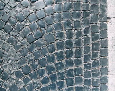 Doku eski duvar, taş ve beton. İtalya sokaklarında duvarda. Yosun ve çim, eski bloklar ile kaplı. Tarihsel kaldırım ve kaldırım döşeme.