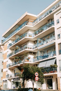 Sorrento şehir İtalya, panorama ve üstten görünüm sayısı. Gece ve gün, sokaklarda ve sahil. Güzel manzara ve tuğla çatılar. Mimari ve antik anıtlar. Dükkan ve çeşmeler ve heykeller ile sokaklarda.