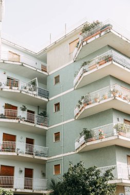 Sorrento şehir İtalya, panorama ve üstten görünüm sayısı. Gece ve gün, sokaklarda ve sahil. Güzel manzara ve tuğla çatılar. Mimari ve antik anıtlar. Dükkan ve çeşmeler ve heykeller ile sokaklarda.