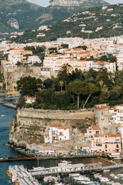 Sorrento şehir İtalya, panorama ve üstten görünüm sayısı. Gece ve gün, sokaklarda ve sahil. Güzel manzara ve tuğla çatılar. Mimari ve antik anıtlar. Dükkan ve çeşmeler ve heykeller ile sokaklarda.