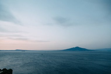 Sorrento şehir İtalya, panorama ve üstten görünüm sayısı. Gece ve gün, sokaklarda ve sahil. Güzel manzara ve tuğla çatılar. Mimari ve antik anıtlar. Dükkan ve çeşmeler ve heykeller ile sokaklarda.
