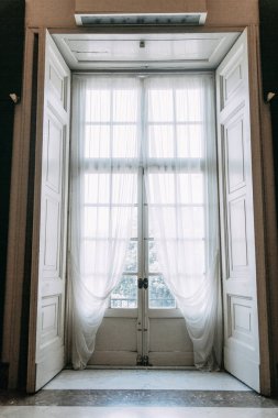 Napoli'de Capodimonte Müzesi. Güzel mimari ve tarihi heykeller. Sergi ve antik resim galerisi. Büyük bir sanatçı ve heykeltraşlar. İtalyan tarzı müzenin koridorlarında