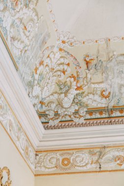 Napoli'de Capodimonte Müzesi. Güzel mimari ve tarihi heykeller. Sergi ve antik resim galerisi. Büyük bir sanatçı ve heykeltraşlar. İtalyan tarzı müzenin koridorlarında