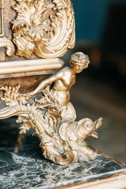 Napoli'de Capodimonte Müzesi. Güzel mimari ve tarihi heykeller. Sergi ve antik resim galerisi. Büyük bir sanatçı ve heykeltraşlar. İtalyan tarzı müzenin koridorlarında