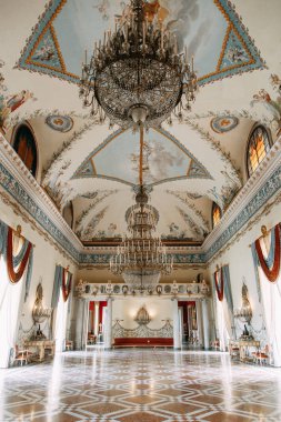Napoli'de Capodimonte Müzesi. Güzel mimari ve tarihi heykeller. Sergi ve antik resim galerisi. Büyük bir sanatçı ve heykeltraşlar. İtalyan tarzı müzenin koridorlarında