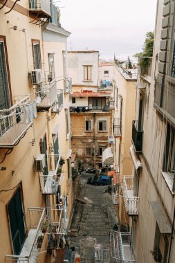 Güzel Sokaklar ve Napoli, tarihi yerleri ve heykeller şehrin avlusu. Anıtlar ve eski İtalya mimarisi. Şehir, türler ve turistik yerler Panoraması. Gece ve gündüz şehri turistler olmadan.