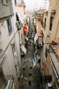 Güzel Sokaklar ve Napoli, tarihi yerleri ve heykeller şehrin avlusu. Anıtlar ve eski İtalya mimarisi. Şehir, türler ve turistik yerler Panoraması. Gece ve gündüz şehri turistler olmadan.
