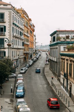 Güzel Sokaklar ve Napoli, tarihi yerleri ve heykeller şehrin avlusu. Anıtlar ve eski İtalya mimarisi. Şehir, türler ve turistik yerler Panoraması. Gece ve gündüz şehri turistler olmadan.