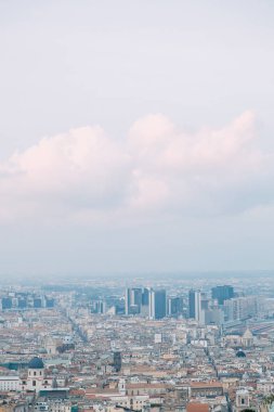 Güzel Sokaklar ve Napoli, tarihi yerleri ve heykeller şehrin avlusu. Anıtlar ve eski İtalya mimarisi. Şehir, türler ve turistik yerler Panoraması. Gece ve gündüz şehri turistler olmadan.