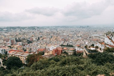 Güzel Sokaklar ve Napoli, tarihi yerleri ve heykeller şehrin avlusu. Anıtlar ve eski İtalya mimarisi. Şehir, türler ve turistik yerler Panoraması. Gece ve gündüz şehri turistler olmadan.