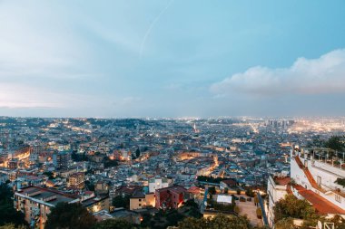 Güzel Sokaklar ve Napoli, tarihi yerleri ve heykeller şehrin avlusu. Anıtlar ve eski İtalya mimarisi. Şehir, türler ve turistik yerler Panoraması. Gece ve gündüz şehri turistler olmadan.