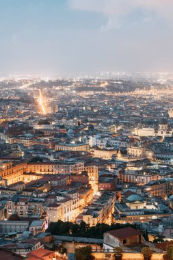 Güzel Sokaklar ve Napoli, tarihi yerleri ve heykeller şehrin avlusu. Anıtlar ve eski İtalya mimarisi. Şehir, türler ve turistik yerler Panoraması. Gece ve gündüz şehri turistler olmadan.