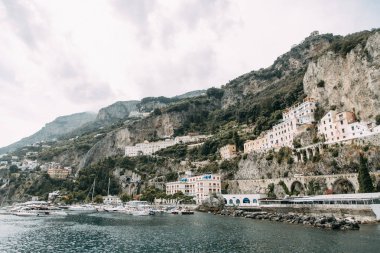 Amalfi coast İtalya, en güzel bir şehir. Sokaklar ve binalar, dar geçitler, mağazalar ve kafeler. Deniz ve yukarıda görüntüleyin. Panoramik dağ yamaçlarında