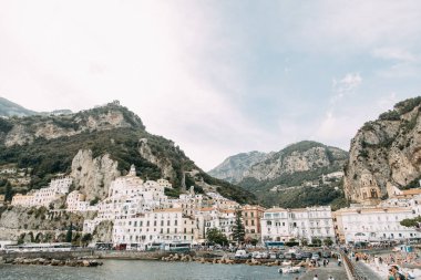 Amalfi coast İtalya, en güzel bir şehir. Sokaklar ve binalar, dar geçitler, mağazalar ve kafeler. Deniz ve yukarıda görüntüleyin. Panoramik dağ yamaçlarında