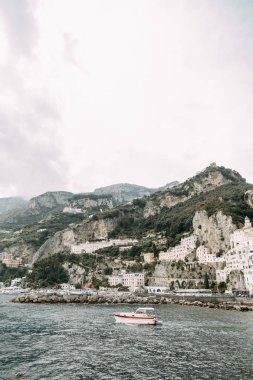 Amalfi coast İtalya, en güzel bir şehir. Sokaklar ve binalar, dar geçitler, mağazalar ve kafeler. Deniz ve yukarıda görüntüleyin. Panoramik dağ yamaçlarında
