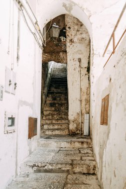 Amalfi coast İtalya, en güzel bir şehir. Sokaklar ve binalar, dar geçitler, mağazalar ve kafeler. Deniz ve yukarıda görüntüleyin. Panoramik dağ yamaçlarında