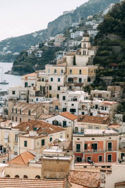Amalfi coast İtalya, en güzel bir şehir. Sokaklar ve binalar, dar geçitler, mağazalar ve kafeler. Deniz ve yukarıda görüntüleyin. Panoramik dağ yamaçlarında