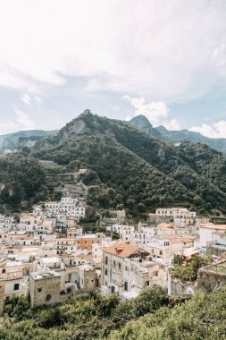 Güzel Sokaklar ve Napoli, tarihi yerleri ve heykeller şehrin avlusu. Anıtlar ve eski İtalya mimarisi. Şehir, türler ve turistik yerler Panoraması. Gece ve gündüz şehri turistler olmadan.