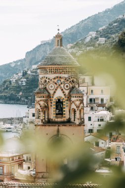 Amalfi coast İtalya, en güzel bir şehir. Sokaklar ve binalar, dar geçitler, mağazalar ve kafeler. Deniz ve yukarıda görüntüleyin. Panoramik dağ yamaçlarında