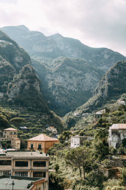 Amalfi coast ve dağ yamaçlarında limon bahçeleri ile. Panoramik şehir ve doğa İtalya. Manzaralar akşam ve dolambaçlı yollar. Deniz ve kayalar üzerinde gökyüzü.
