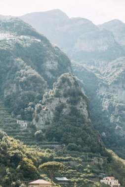 Amalfi coast ve dağ yamaçlarında limon bahçeleri ile. Panoramik şehir ve doğa İtalya. Manzaralar akşam ve dolambaçlı yollar. Deniz ve kayalar üzerinde gökyüzü.