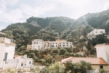 Amalfi coast ve dağ yamaçlarında limon bahçeleri ile. Panoramik şehir ve doğa İtalya. Manzaralar akşam ve dolambaçlı yollar. Deniz ve kayalar üzerinde gökyüzü.