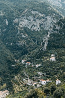 Amalfi coast ve dağ yamaçlarında limon bahçeleri ile. Panoramik şehir ve doğa İtalya. Manzaralar akşam ve dolambaçlı yollar. Deniz ve kayalar üzerinde gökyüzü.