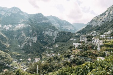 Amalfi coast ve dağ yamaçlarında limon bahçeleri ile. Panoramik şehir ve doğa İtalya. Manzaralar akşam ve dolambaçlı yollar. Deniz ve kayalar üzerinde gökyüzü.