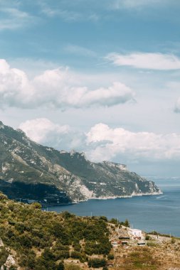 Amalfi coast ve dağ yamaçlarında limon bahçeleri ile. Panoramik şehir ve doğa İtalya. Manzaralar akşam ve dolambaçlı yollar. Deniz ve kayalar üzerinde gökyüzü.