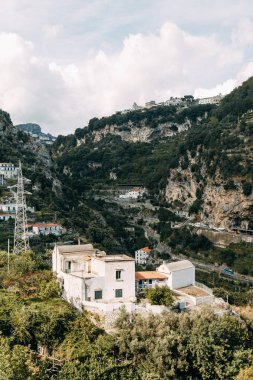 Amalfi coast ve dağ yamaçlarında limon bahçeleri ile. Panoramik şehir ve doğa İtalya. Manzaralar akşam ve dolambaçlı yollar. Deniz ve kayalar üzerinde gökyüzü.
