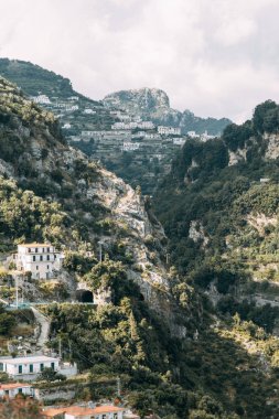 Amalfi coast ve dağ yamaçlarında limon bahçeleri ile. Panoramik şehir ve doğa İtalya. Manzaralar akşam ve dolambaçlı yollar. Deniz ve kayalar üzerinde gökyüzü.