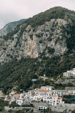 Amalfi coast ve dağ yamaçlarında limon bahçeleri ile. Panoramik şehir ve doğa İtalya. Manzaralar akşam ve dolambaçlı yollar. Deniz ve kayalar üzerinde gökyüzü.
