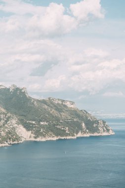 Amalfi coast ve dağ yamaçlarında limon bahçeleri ile. Panoramik şehir ve doğa İtalya. Manzaralar akşam ve dolambaçlı yollar. Deniz ve kayalar üzerinde gökyüzü.