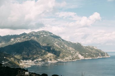 Amalfi coast ve dağ yamaçlarında limon bahçeleri ile. Panoramik şehir ve doğa İtalya. Manzaralar akşam ve dolambaçlı yollar. Deniz ve kayalar üzerinde gökyüzü.